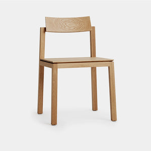 The rich grain of solid oak wood steals the attention of this modern dining chair in melbourne